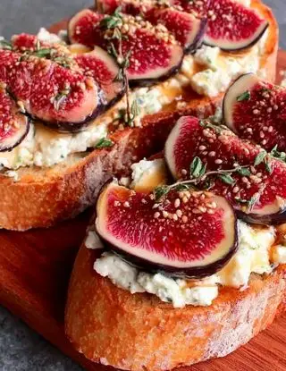 Immagine ricetta Fetta di pane abbrustolito con fichi e formaggio alle erbette