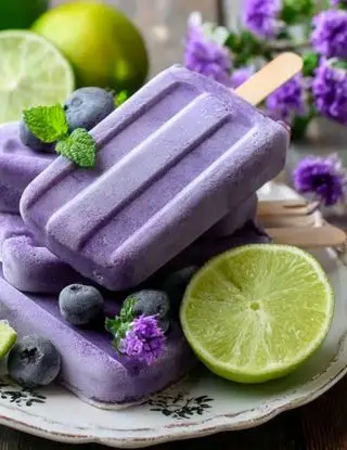 Ricetta Ghiaccioli ai mirtilli e lime di lacucinasecondolabiffi