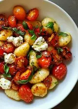 Ricetta Gnocchi di patate con basilico, pomodorino e stracciatella