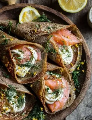 Ricetta Crepes di farina di segale integrale con Salmone selvaggio affumicato e formaggio Quark di lacucinasecondolabiffi