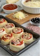 Ricetta Girelle di pizza con salame, olive e formaggio