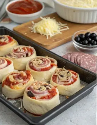 Ricetta Girelle di pizza con salame, olive e formaggio di lacucinasecondolabiffi