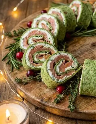 Ricetta Ghirlanda Natalizia di Piadina Verde con Salmone Affumicato e Formaggio alle Erbette di lacucinasecondolabiffi