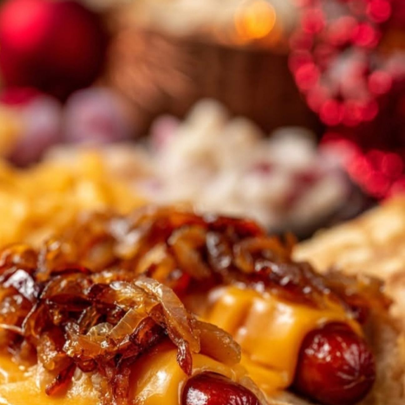 Mini Hot Dog Natalizi con Cheddar e Cipolle Caramellate