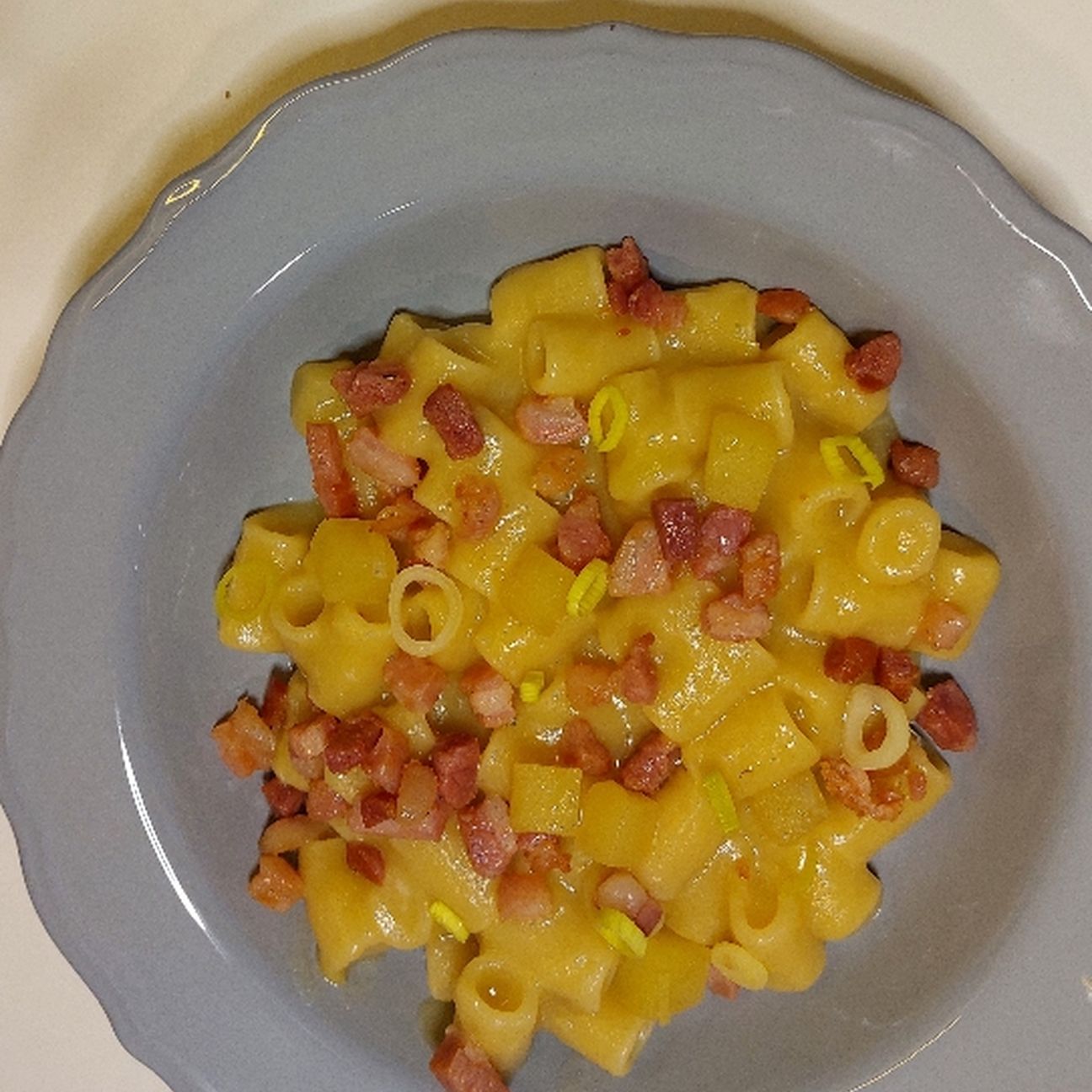 Pasta porri patate e guanciale croccante