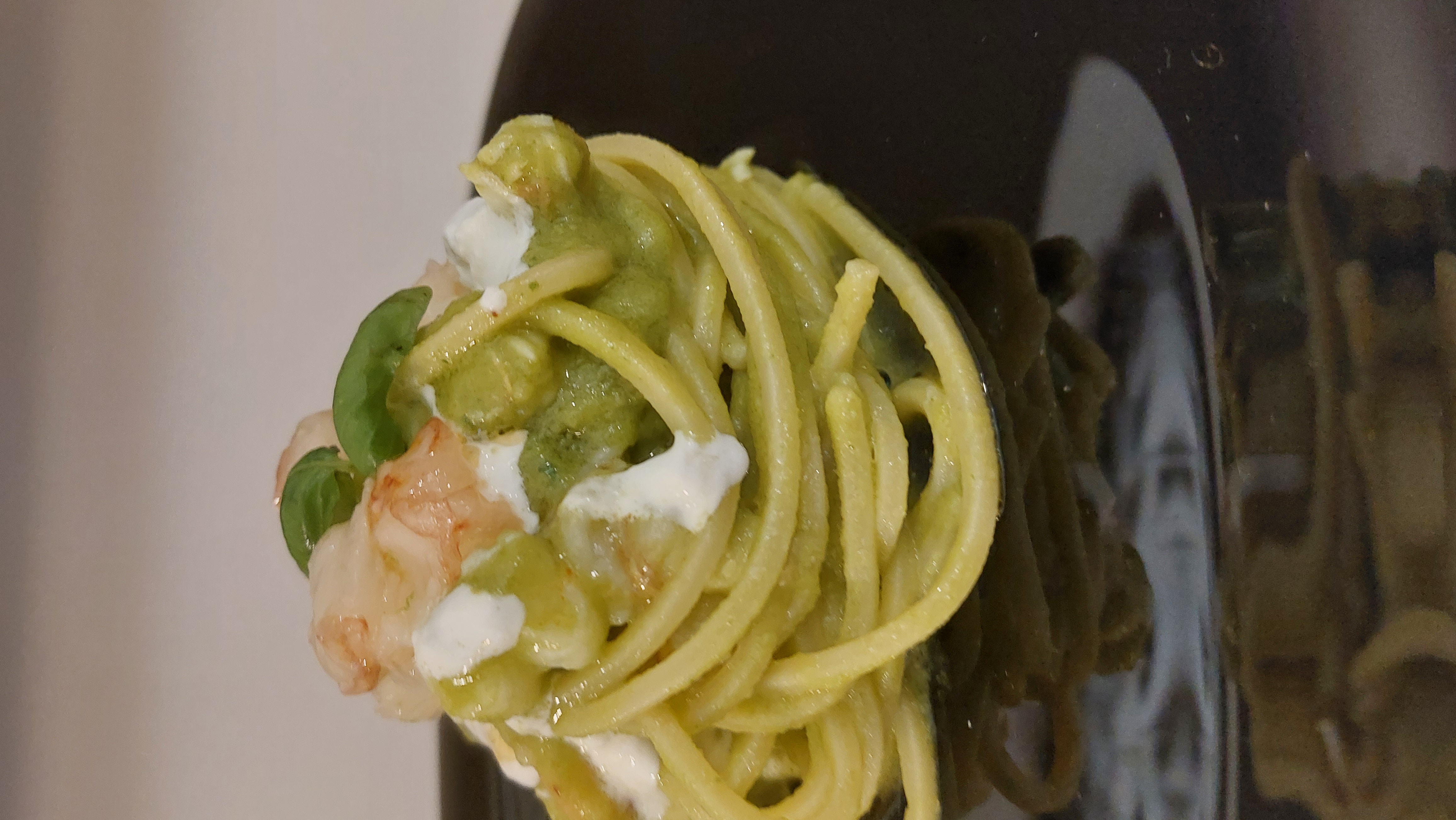 Spaghetti di zucchine con pesto rosso - greenMe