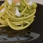 Ricetta Spaghetti al pesto di zucchini gamberi e burrata