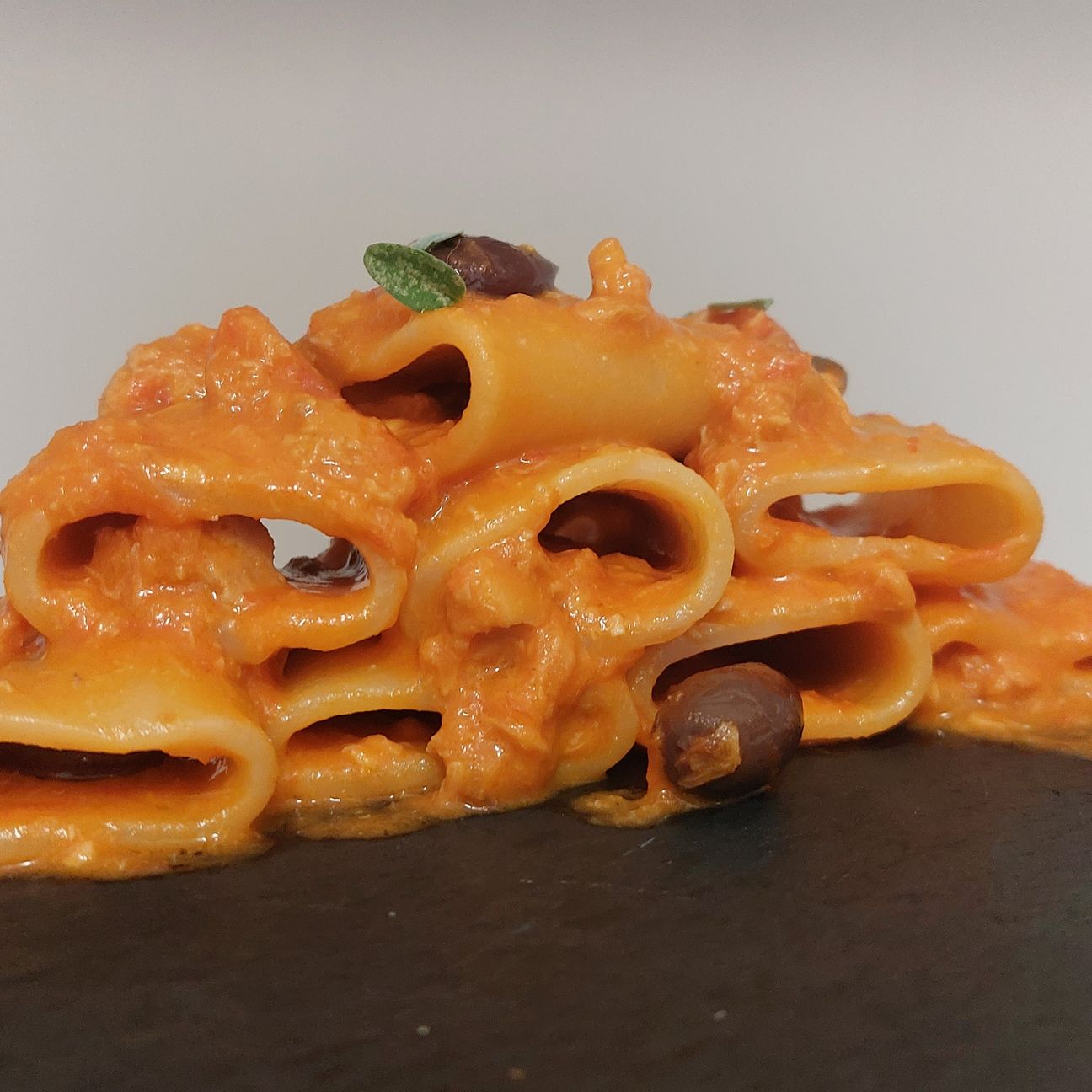 Pasta al pomodoro e tonno