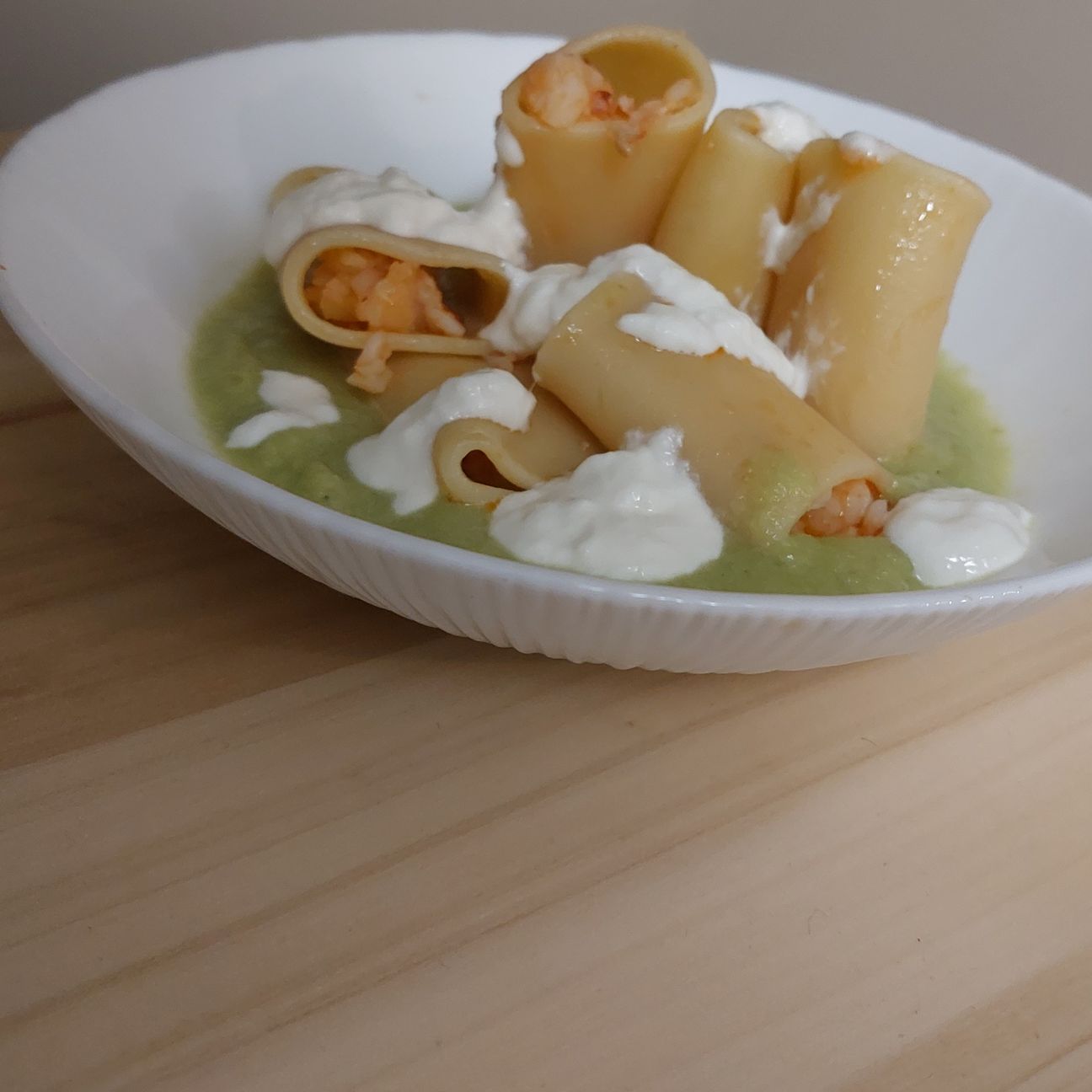 Paccheri su crema di scarola gamberi e stracciatella