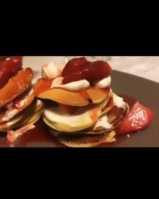 Pancake con Fragole Caramellate e Panna