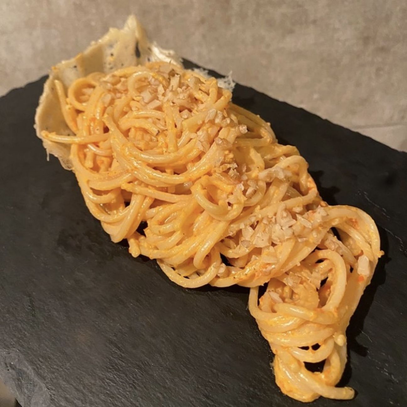 Spaghetti con crema di peperoni e noci