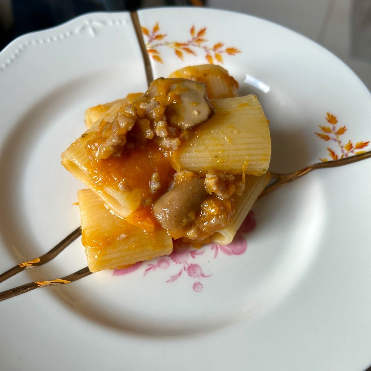 Mezzi paccheri rigati, zucca, porcini e salsiccia