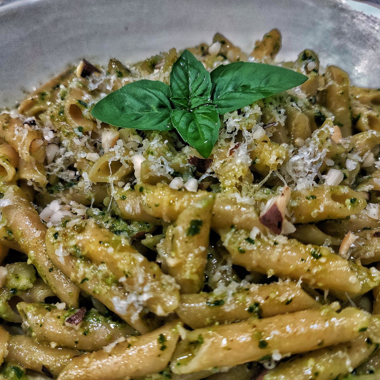 Pennette al pesto Genovese con granella di noci pecan.
