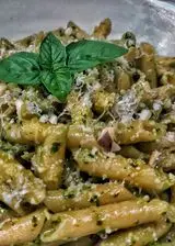 Ricetta Pennette al pesto Genovese con granella di noci pecan.