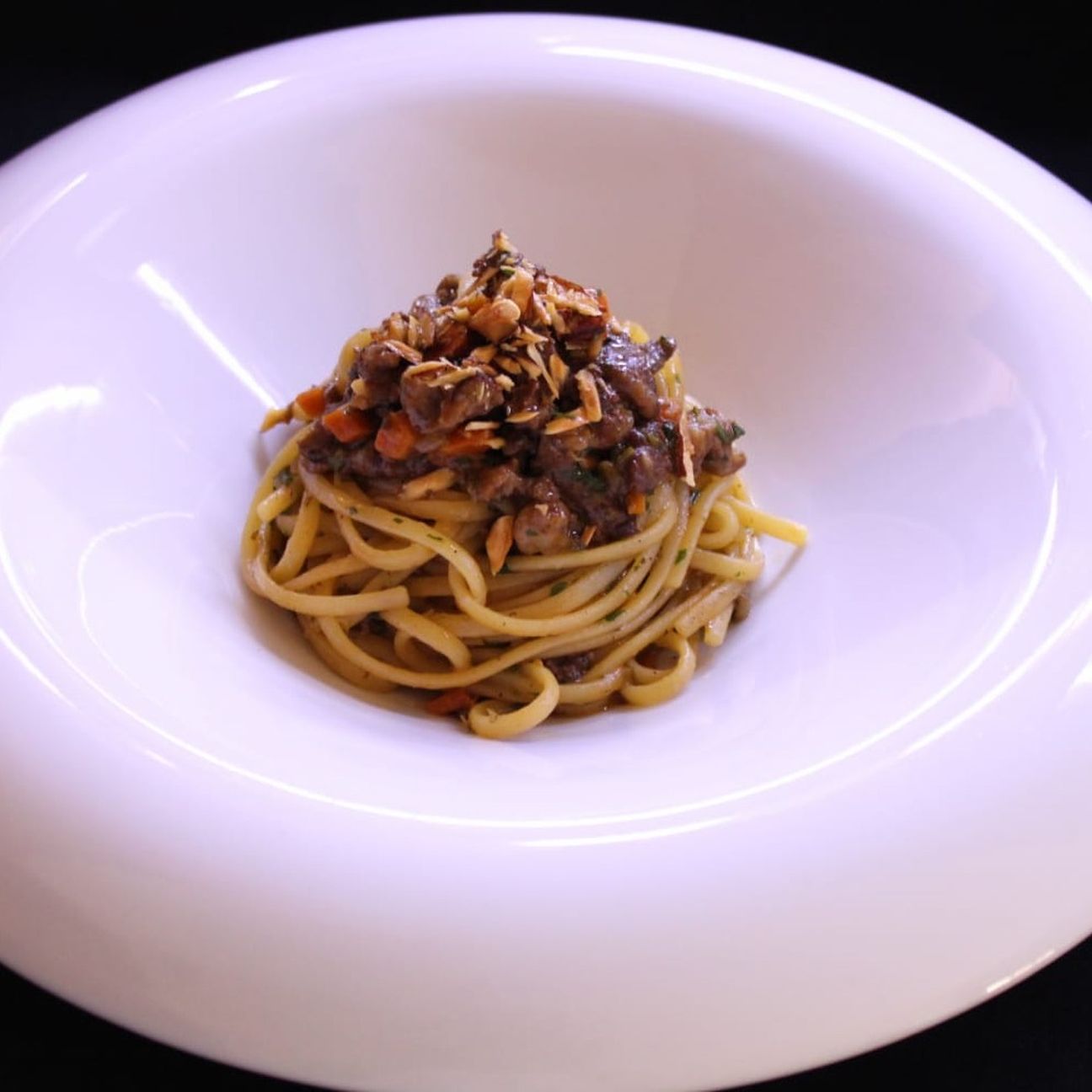 Linguine al ragù d'asino ragusane, finocchietto e mandorle d'avola