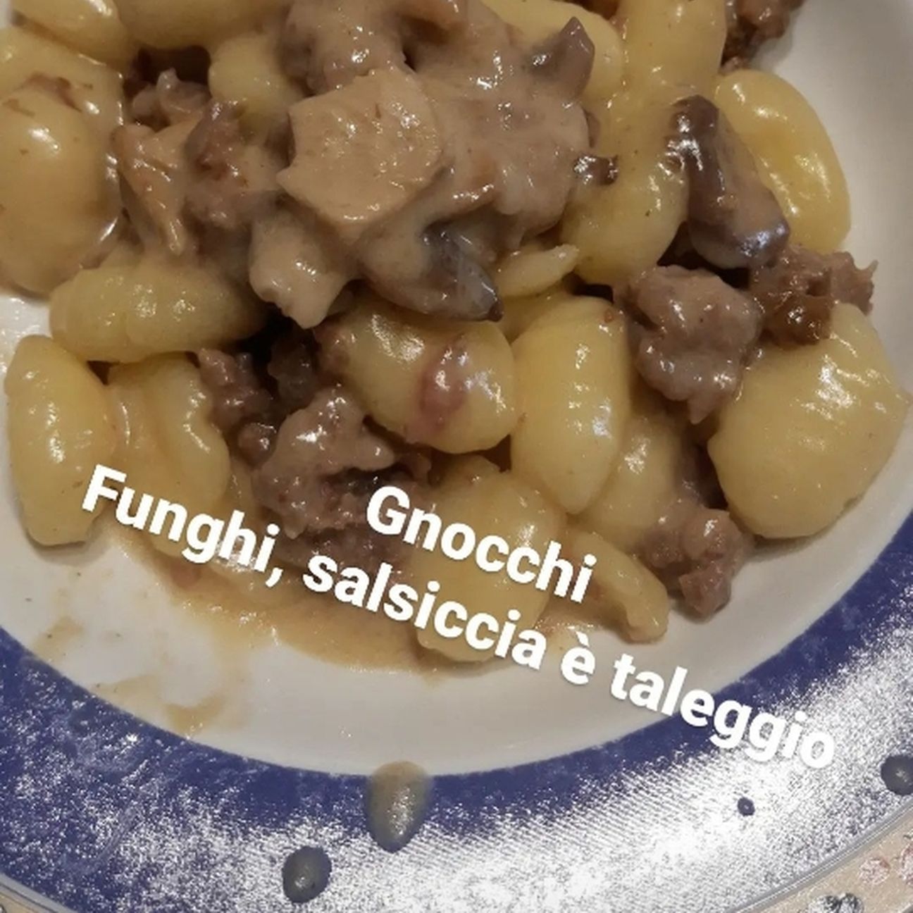 Gnocchi con funghi, salsiccia e taleggio