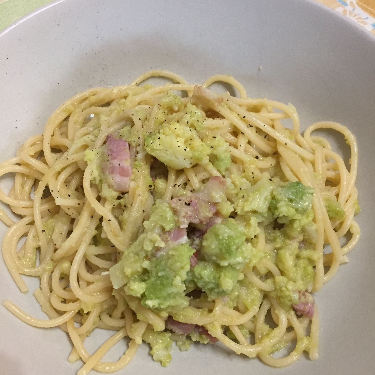 Spaghetti cremosi con broccoli e pancetta