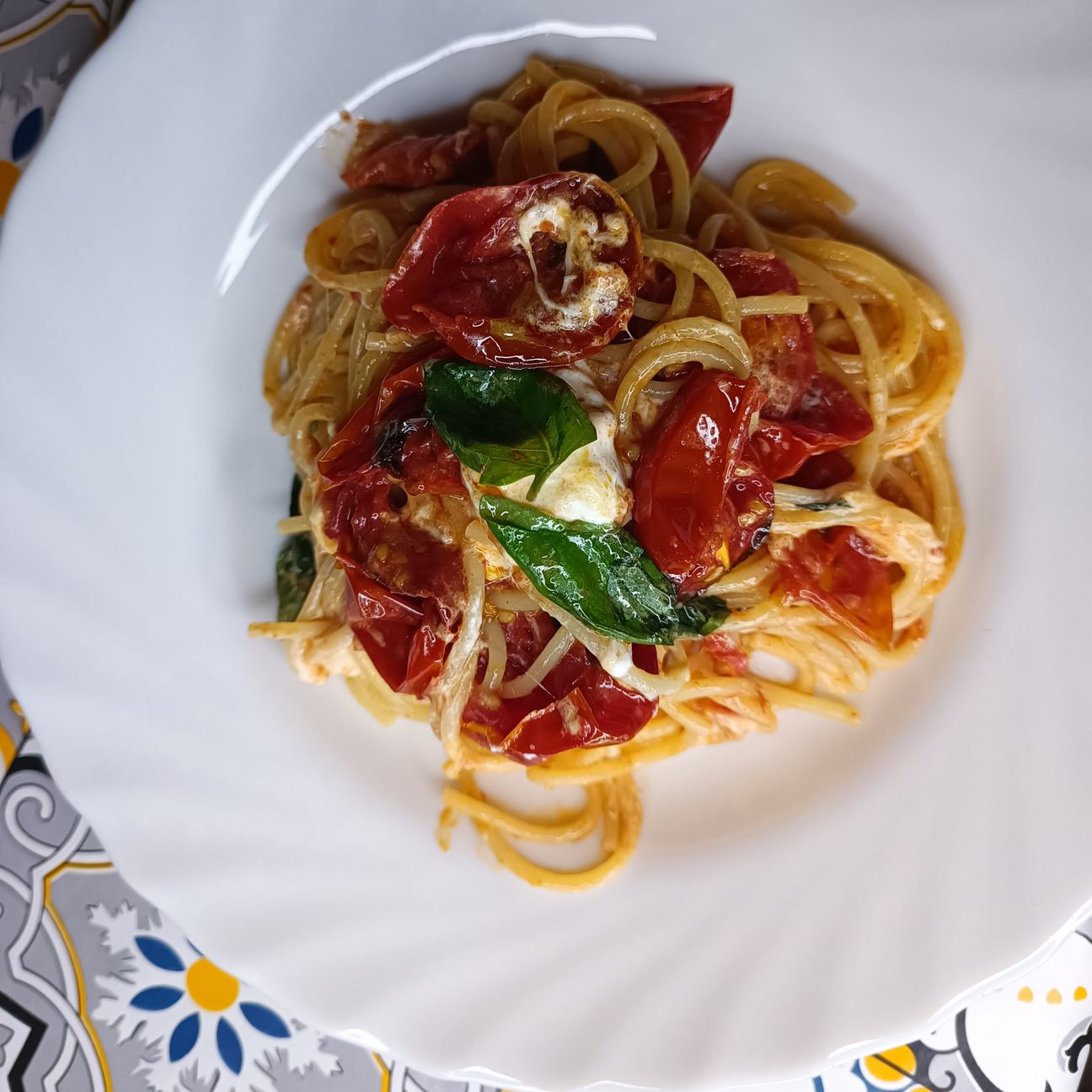 Spaghetti con pomodorini confit e burrata