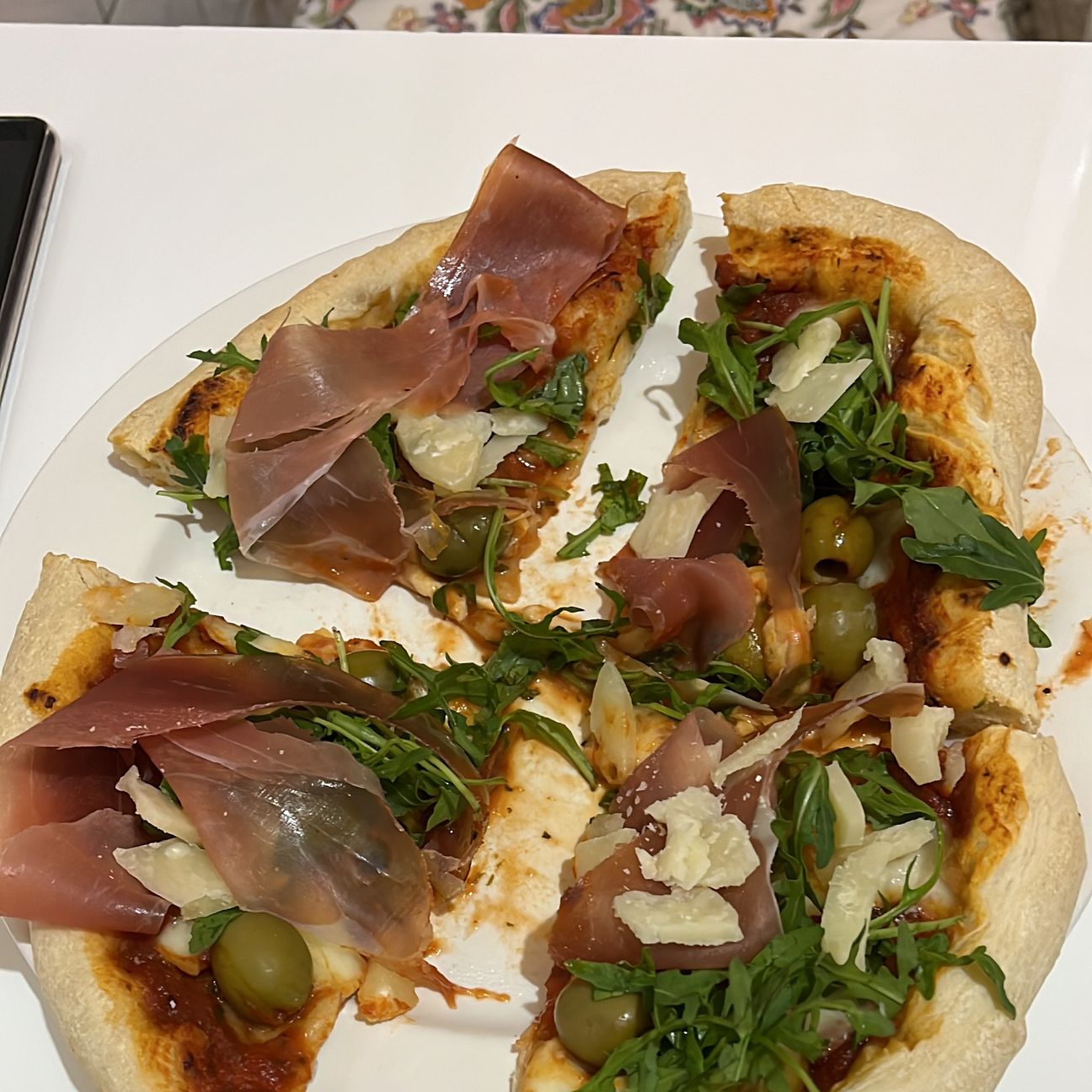 Pizza crudo, grana e rucola