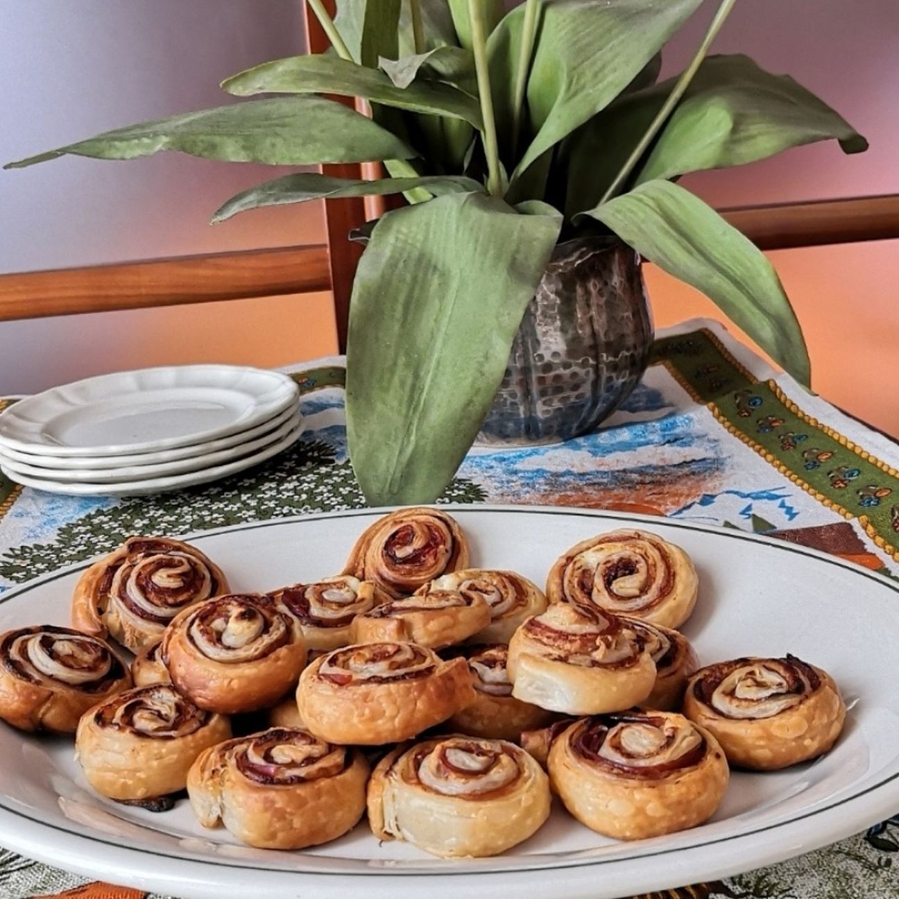 GIRELLE DI SFOGLIA AL PROSCIUTTO E FORMAGGIO SPALMABILE