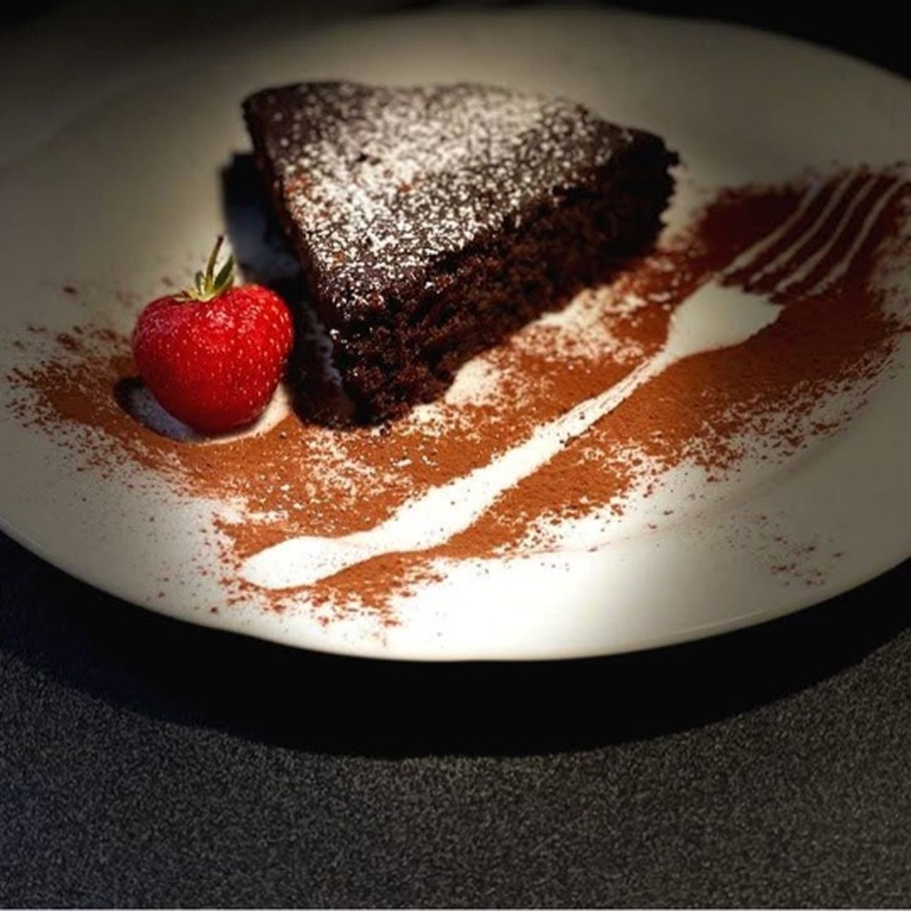 Torta al cacao con farina di riso senza uova, burro e latte.