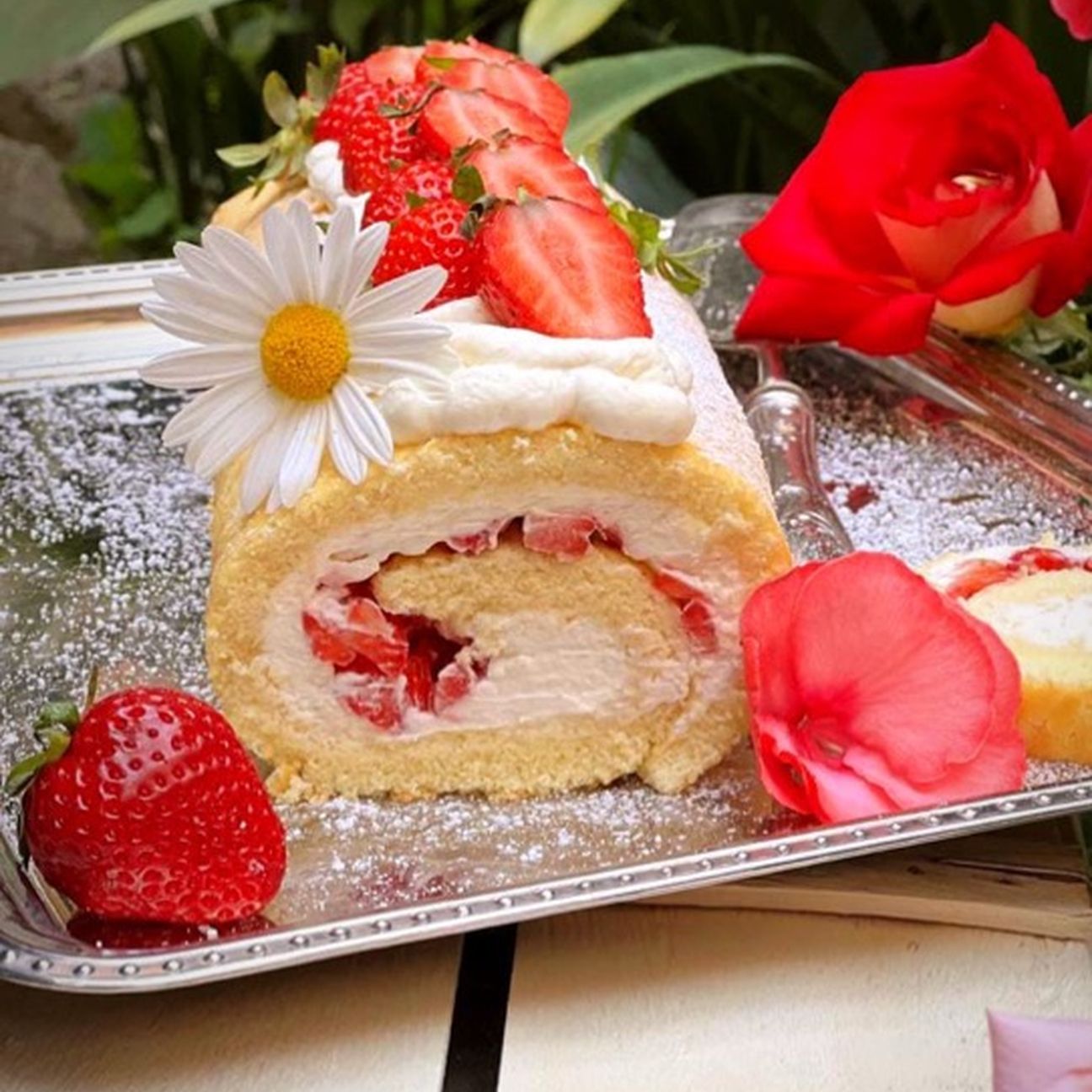 Rotolo alle fragole con crema mascarpone. Senza lattosio, gluten free.