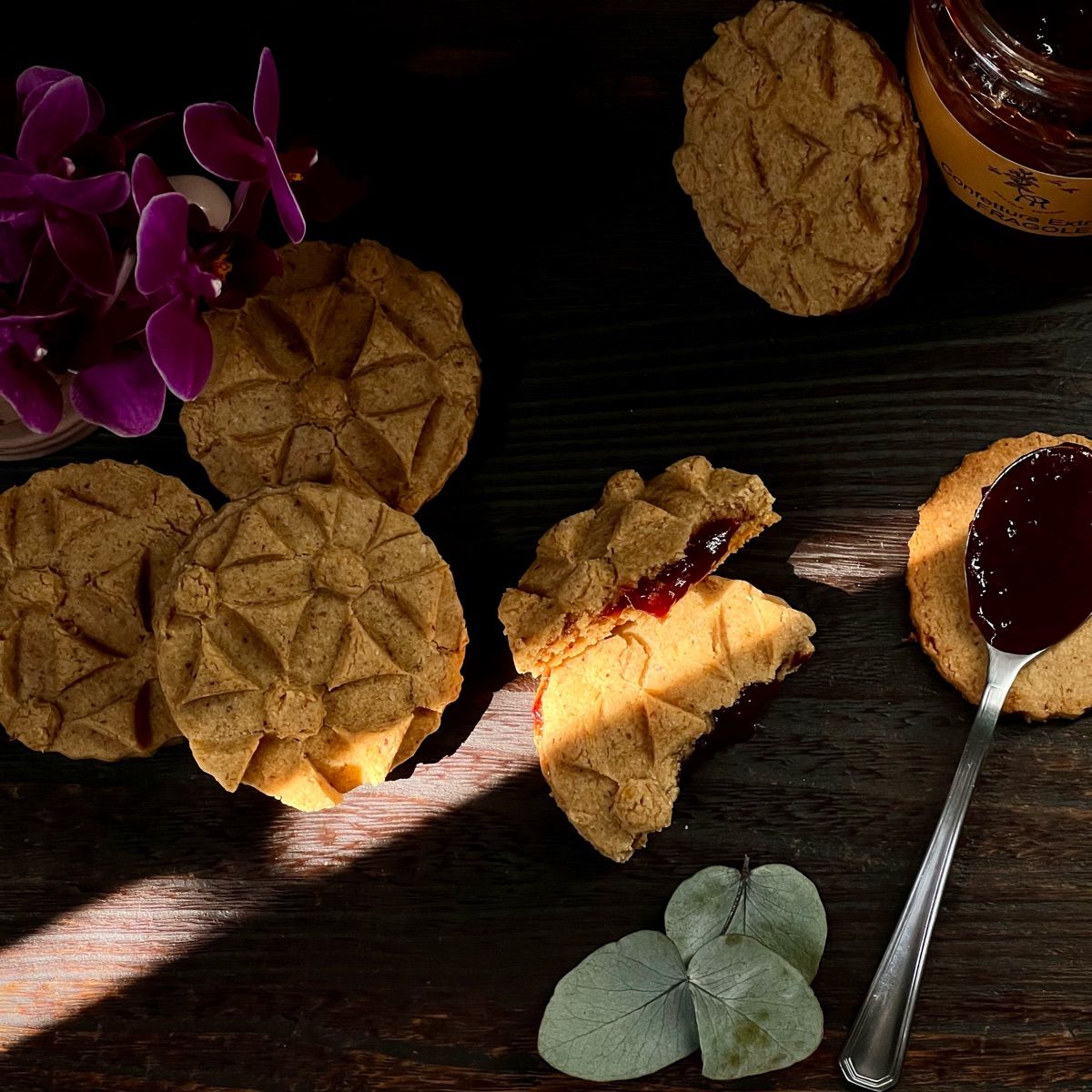 Biscotti con farina d’avena farciti con confettura di fragole .