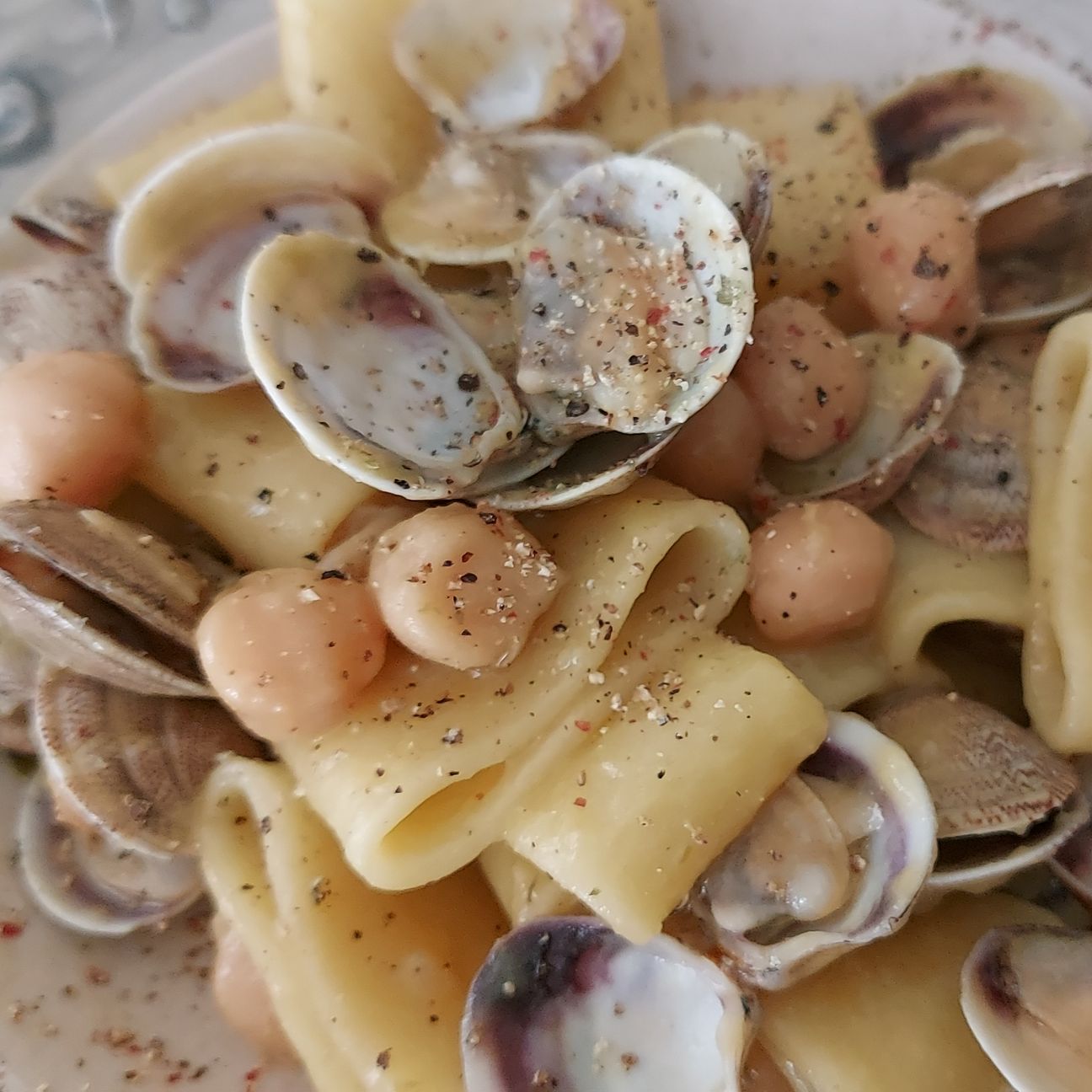 Paccheri Vongole ceci tris di pepe e lime
