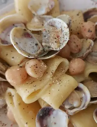 Ricetta Paccheri Vongole ceci tris di pepe e lime di karmenrusso79