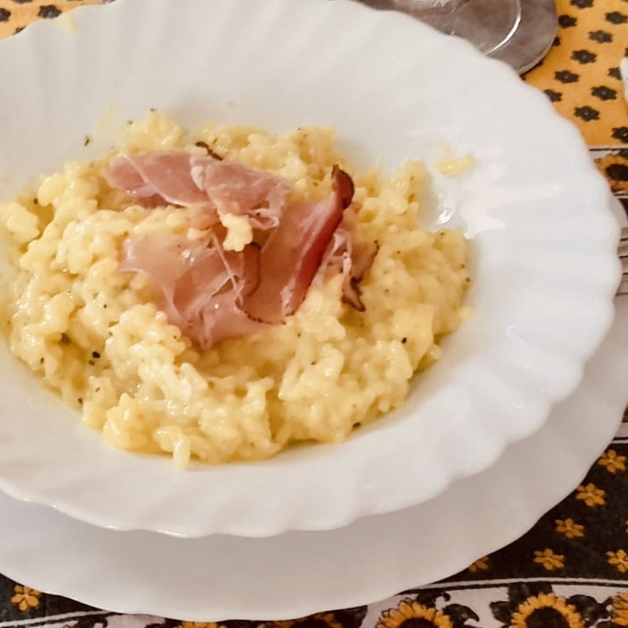 Risotto allo zafferano con speck croccante