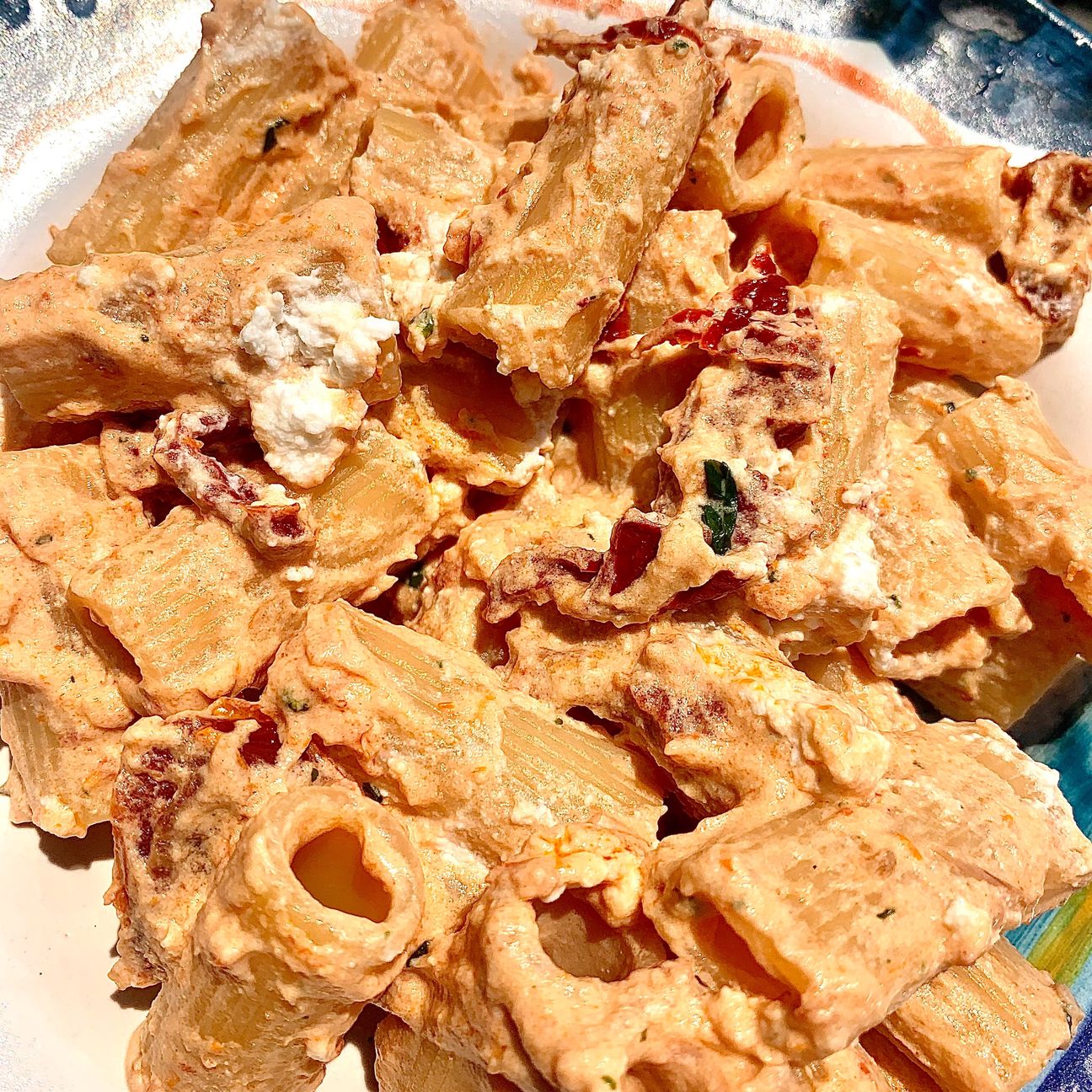 Pasta con pesto di pomodorini secchi e ricotta