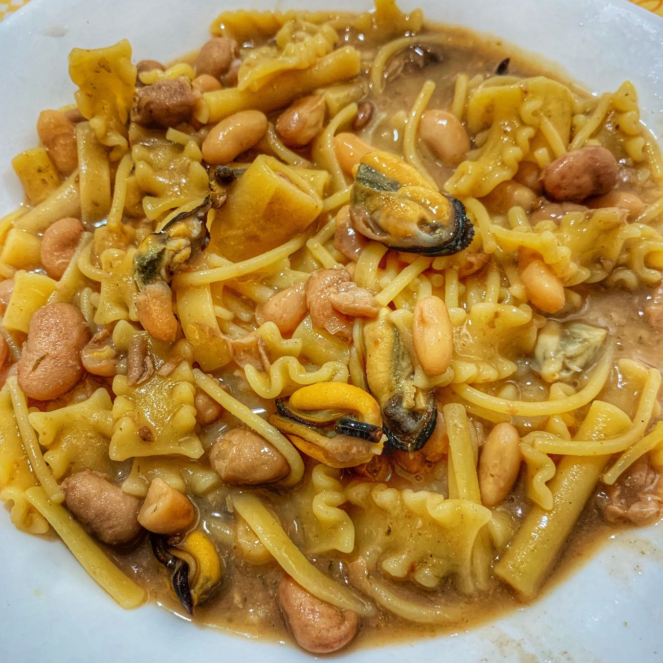 Pasta mista con fagioli e cozze