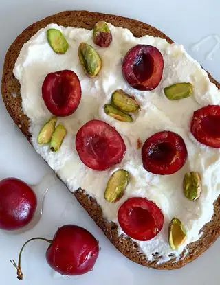 Ricetta Pane di segale con ricotta, miele, ciliegie e pistacchi di martinalasaluteincucina