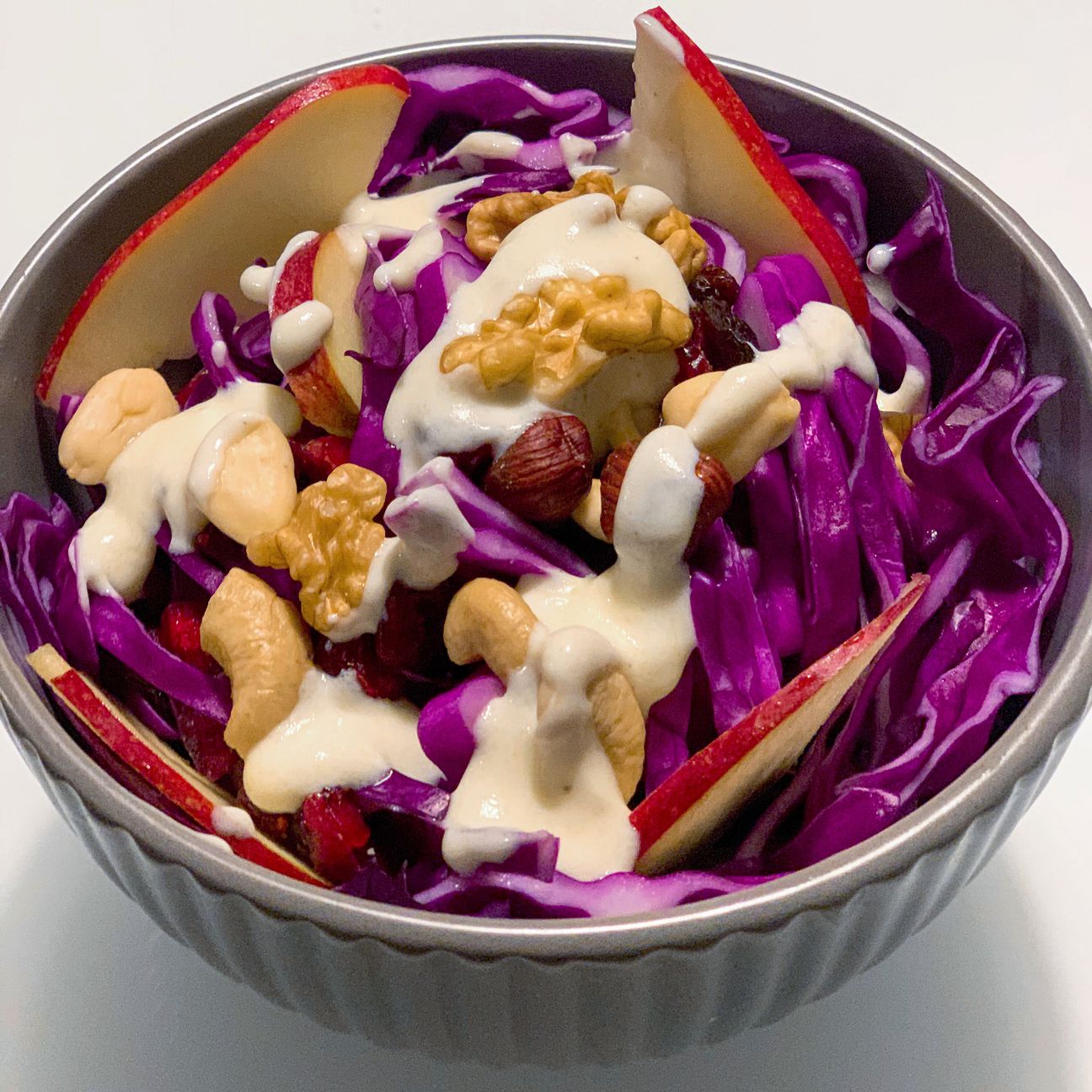 Insalata di cavolo viola con frutta secca e dressing allo yogurt