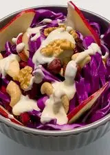 Ricetta Insalata di cavolo viola con frutta secca e dressing allo yogurt