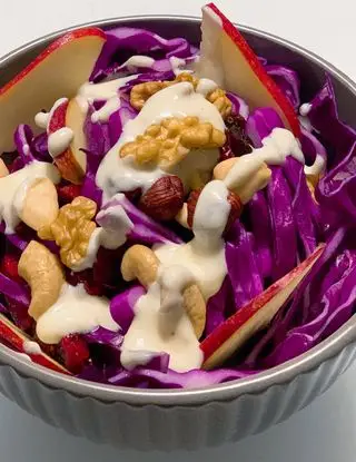 Ricetta Insalata di cavolo viola con frutta secca e dressing allo yogurt di martinalasaluteincucina