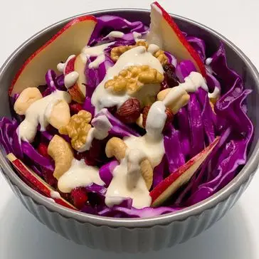 Ricetta Insalata di cavolo viola con frutta secca e dressing allo yogurt di martinalasaluteincucina