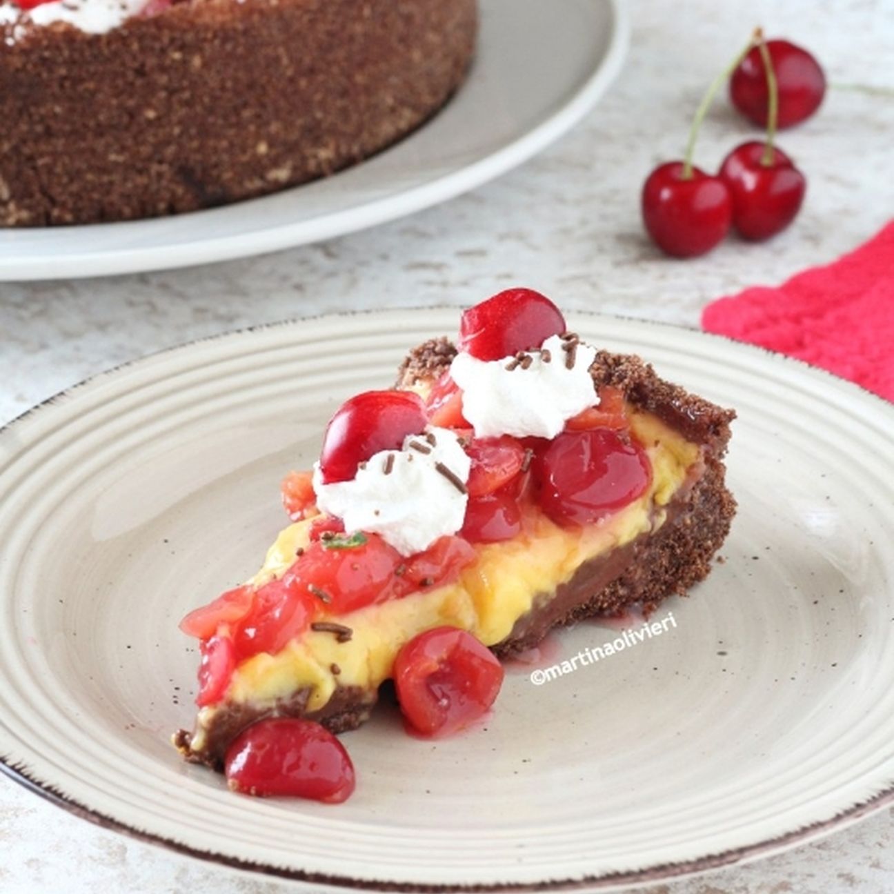 Torta bicolore con ciliegie
