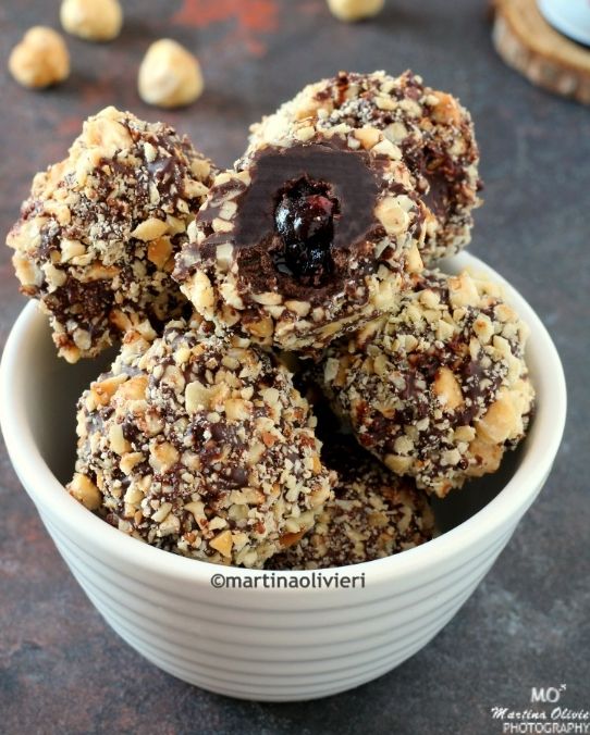 Cioccolatini con amarene e nocciole
