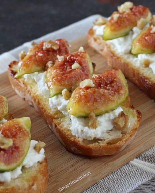 Crostini con ricotta e fichi caramellati