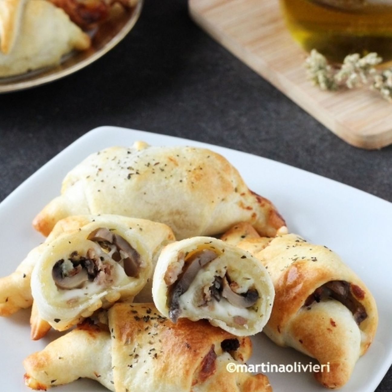 Cornetti salati con patate, salsiccia e funghi