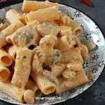 Ricetta Pasta con panna, funghi e gamberetti