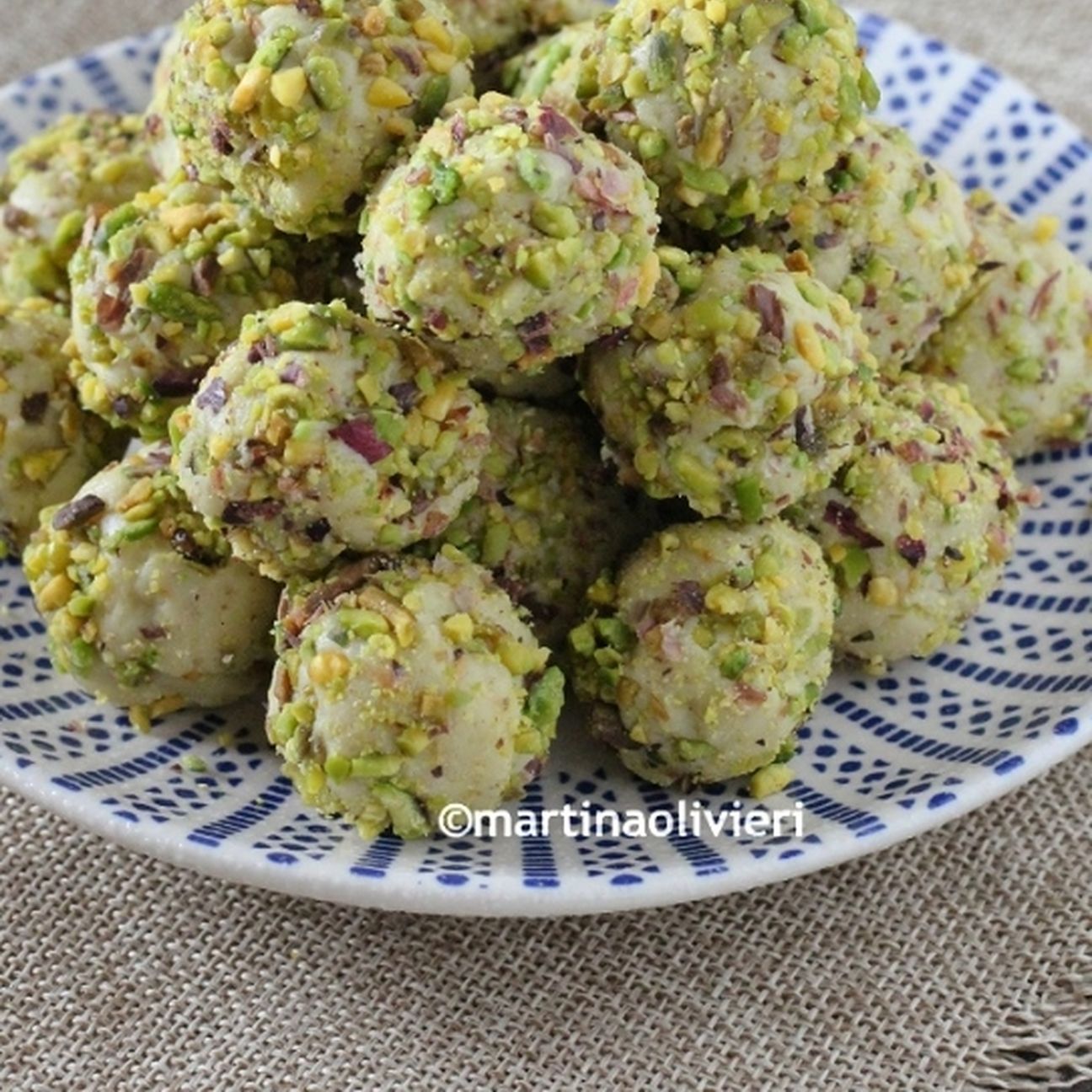 Tartufini al cioccolato bianco e pistacchi