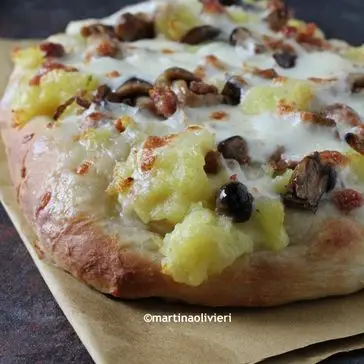 Ricetta Pizza con patate, salsiccia e funghi di MartinaOlivieri