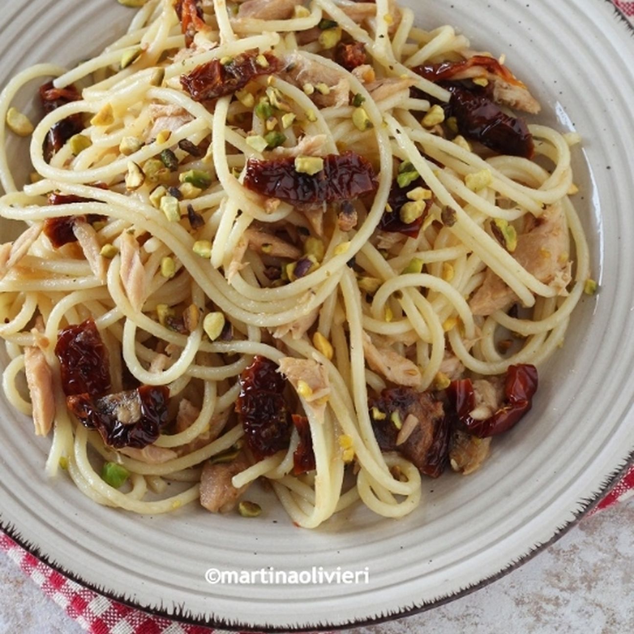 Pasta tonno, pomodori secchi e pistacchi