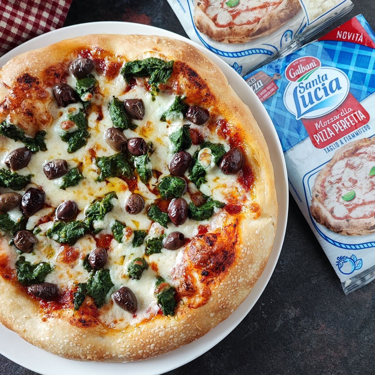 Pizza con ragù, crema di cime di rapa e olive taggiasche