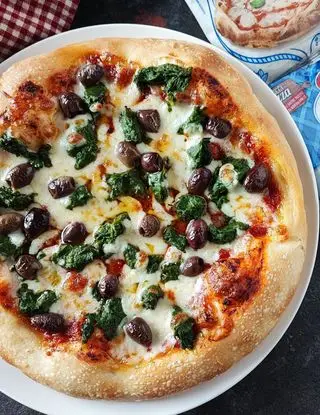 Ricetta Pizza con ragù, crema di cime di rapa e olive taggiasche di MartinaOlivieri