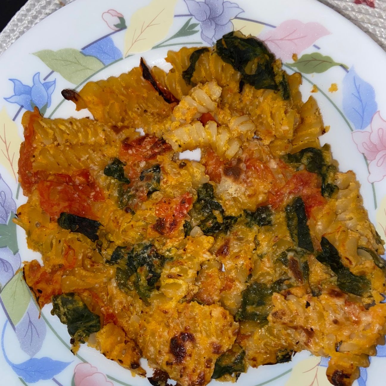 Fusilli con crema di zucca e ricotta, pomodorini e spinaci