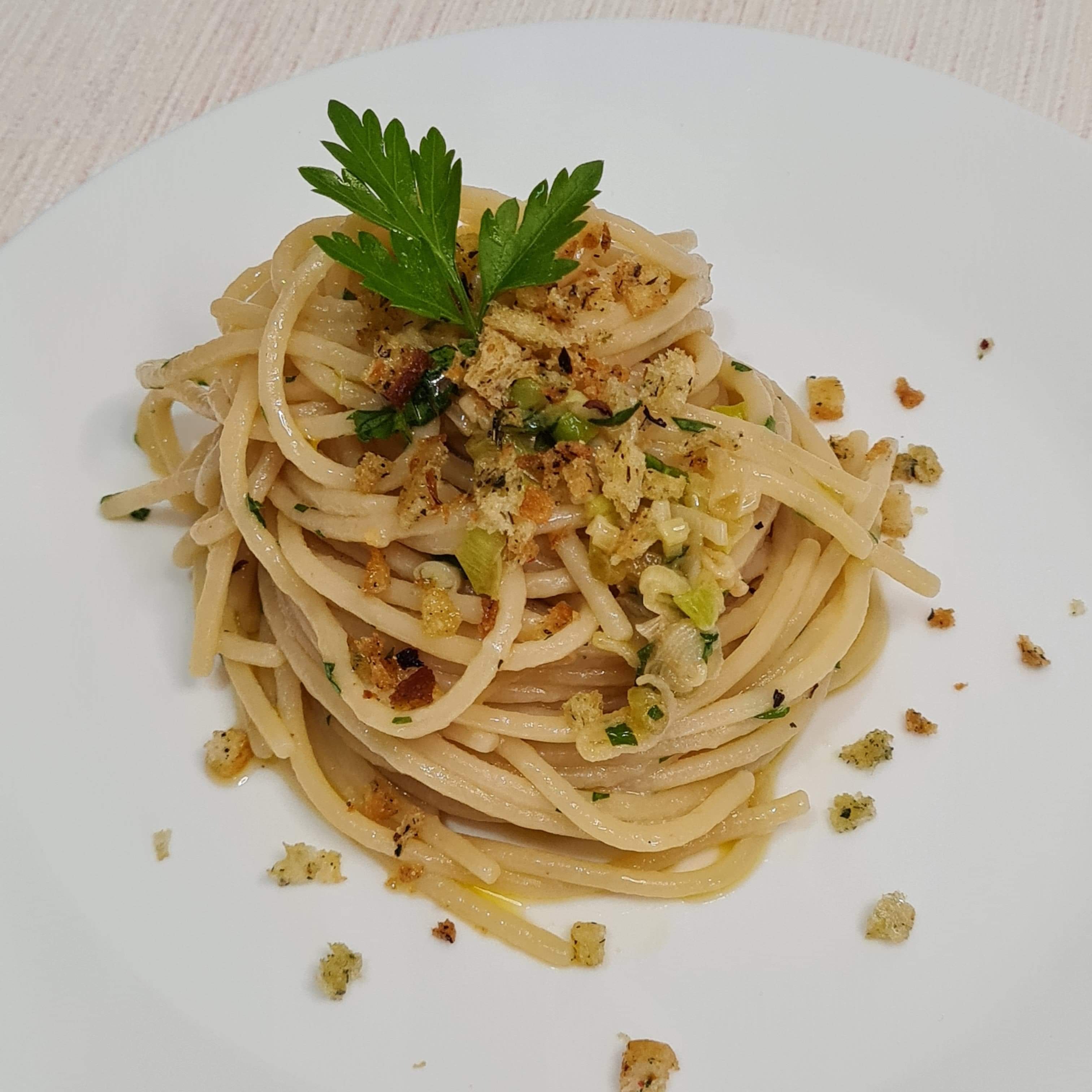 Spaghetti con colatura di alici di Cetara e briciole di pane tostato