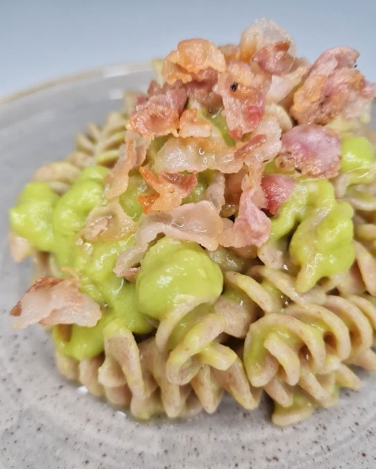 Pasta con crema di piselli e chips di pancetta croccanti